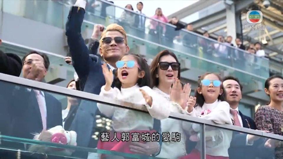 無綫新聞亦有拍下城城一家四口在馬場的場面。