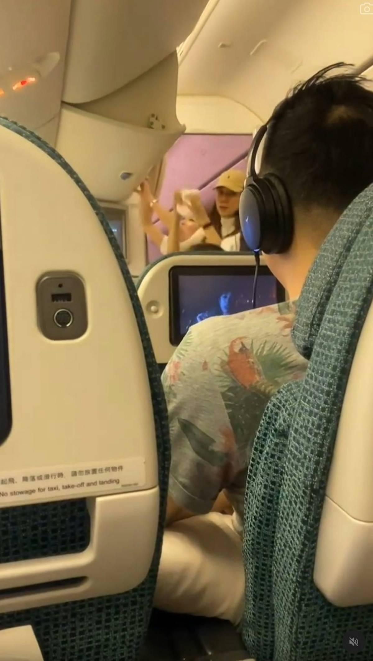 鍾嘉欣回加國坐經濟艙。