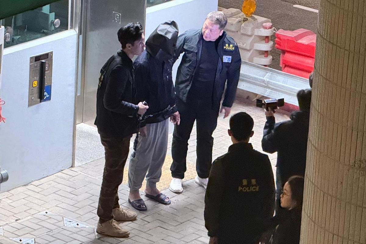 男疑犯被捕翌日後被黑布蒙頭押返現場重組案情。(資料圖片)