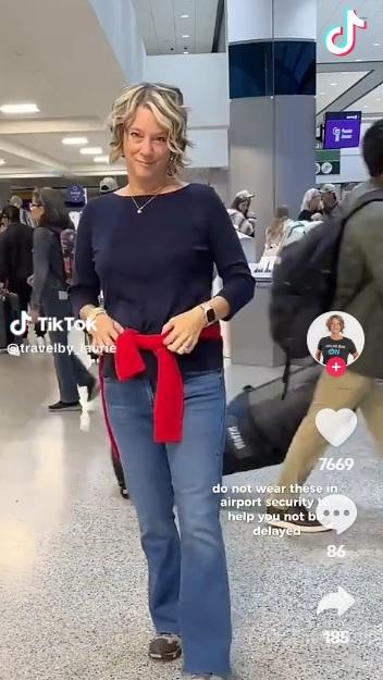 勞里提醒旅客,過機場安檢時不要把衣服綁在腰間。(互聯網)