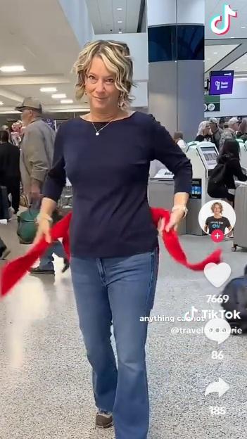 勞里提醒旅客,過機場安檢時不要把衣服綁在腰間。(互聯網)