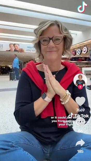 勞里說,若過安檢時穿錯衣服,可能延誤登機。(互聯網)