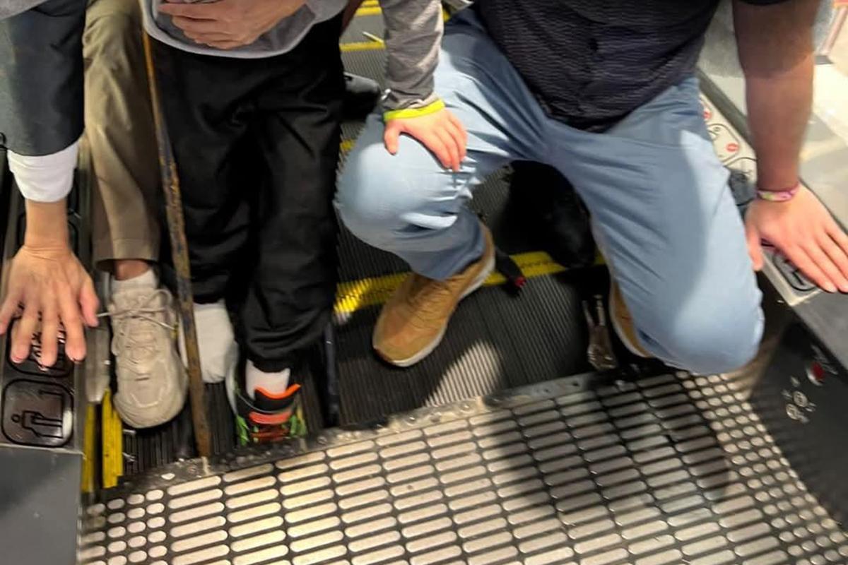 被扶手電梯夾腳男童的父親在網上交代最新情況,並上載事發一刻相片。(網民Maimei Mai@FB群組「將軍澳主場」)