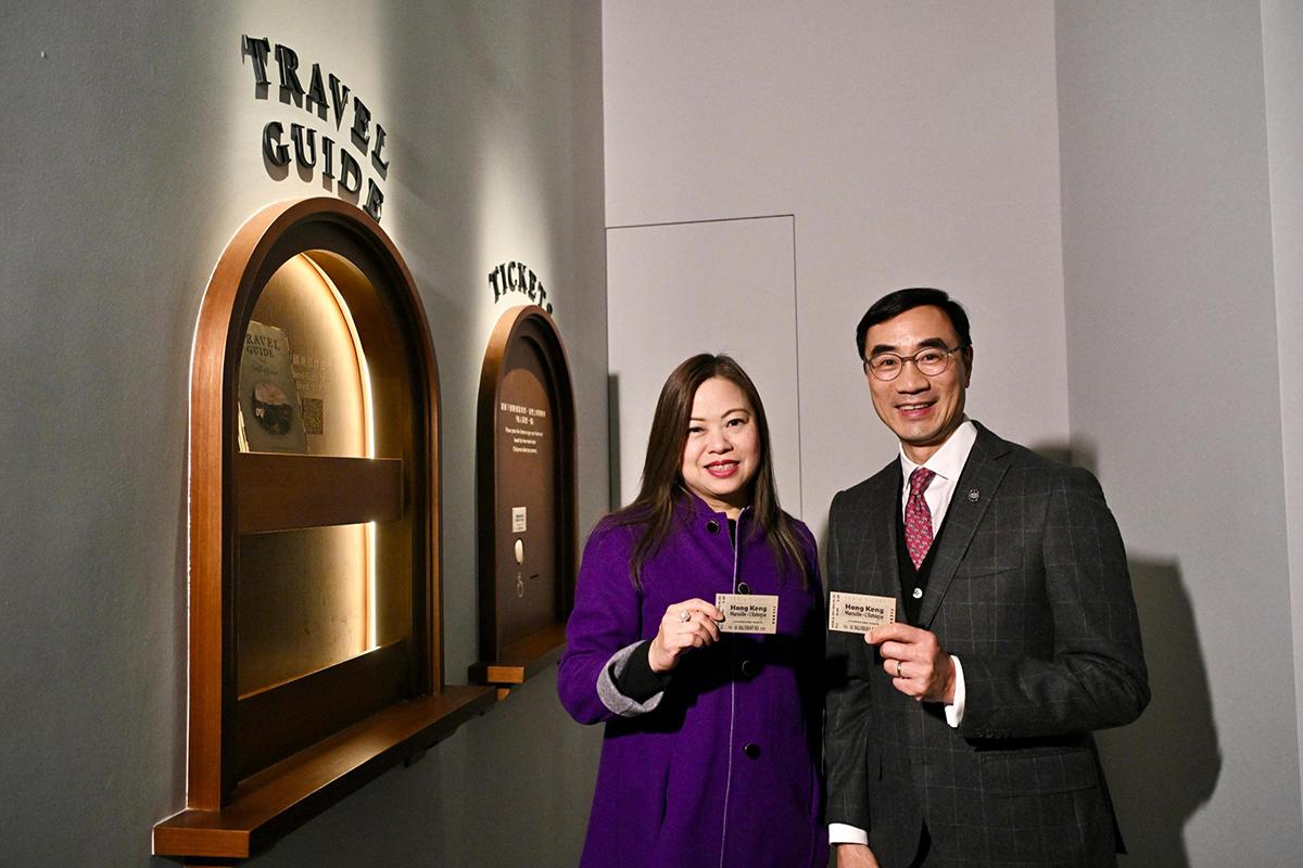 羅淑佩(左)稱,香港十分高興能展出這些法國國寶;旁為利子厚。(馬會提供)