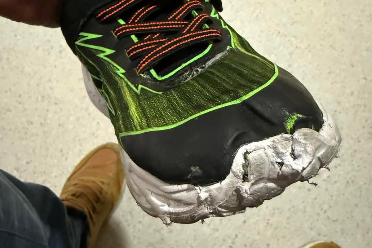 男童穿着的球鞋毀爛。(網民Maimei Mai@FB群組「將軍澳主場」)