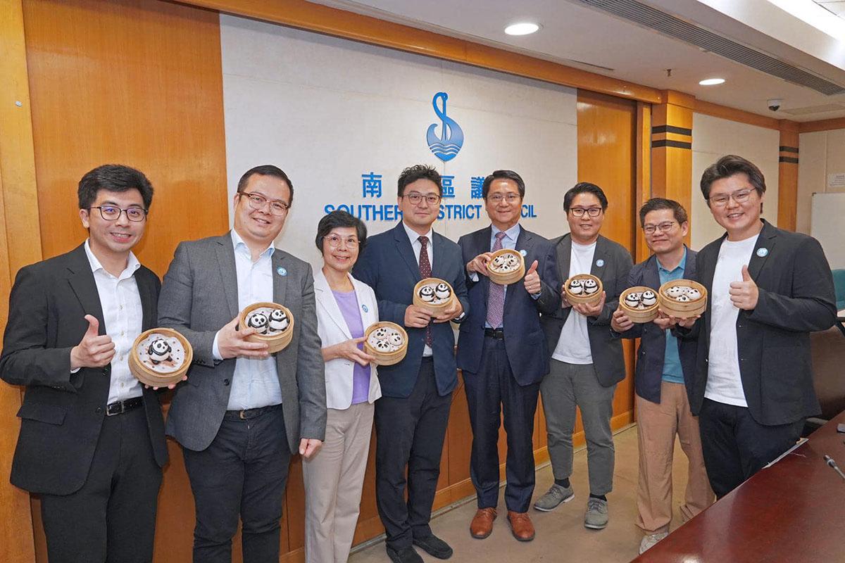 南區區議會去年開會討論區內熊貓活動時亦設有熊貓糕點。(民政事務總署Facebook圖片)