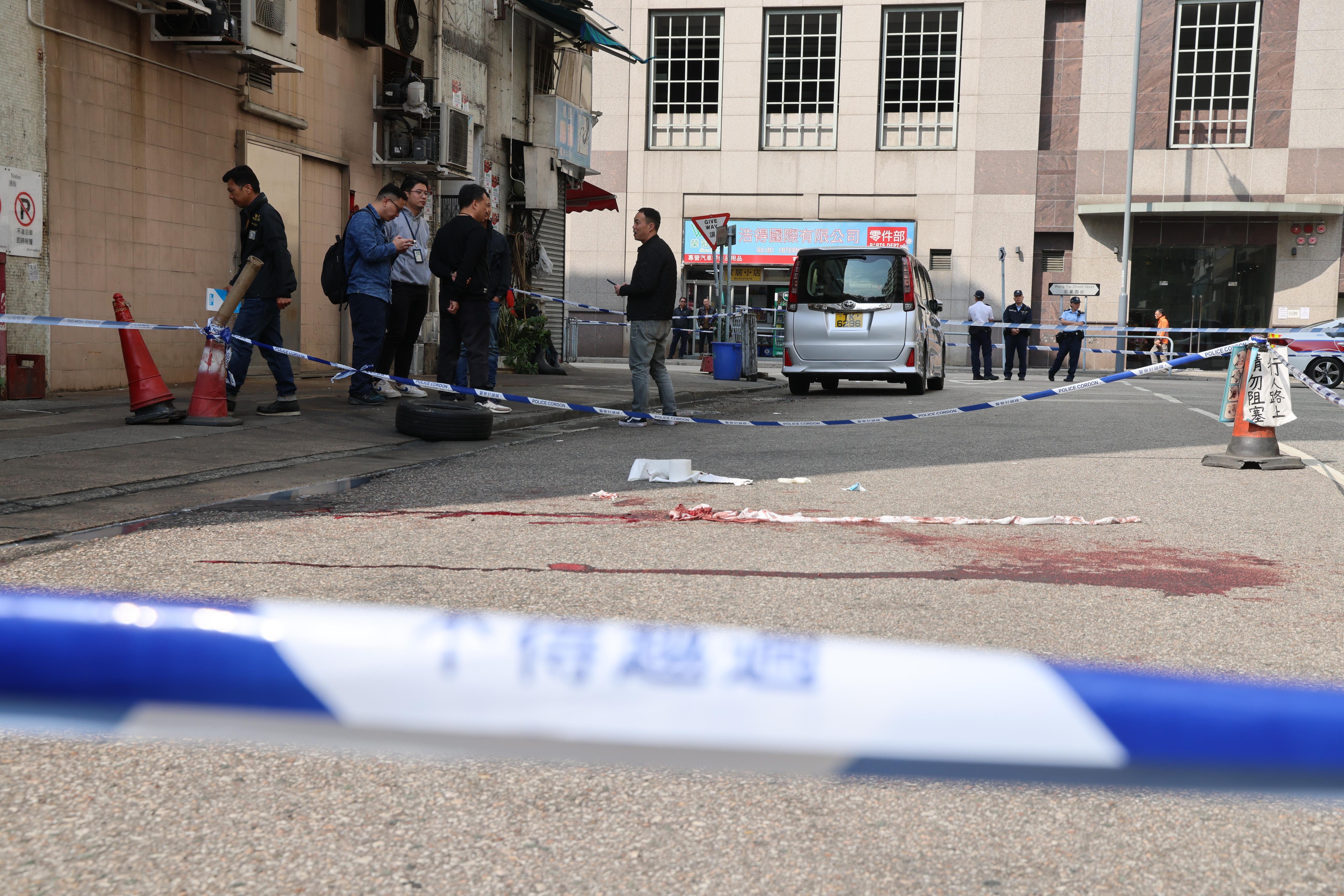 兩名男子清晨在元朗宏業西街喜業工廠大廈附近遭多人持刀襲擊,兩人受傷送院,其中一人傷重不治。