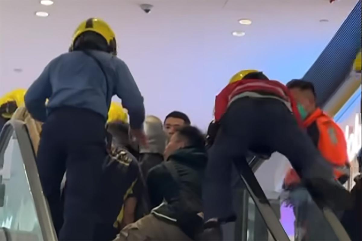 將軍澳有幼童在商場使用扶手電梯時發生意外,救援人員接報到場協助。(網民Tiger Zi Lau Fai影片截圖@FB群組「將軍澳主場」)