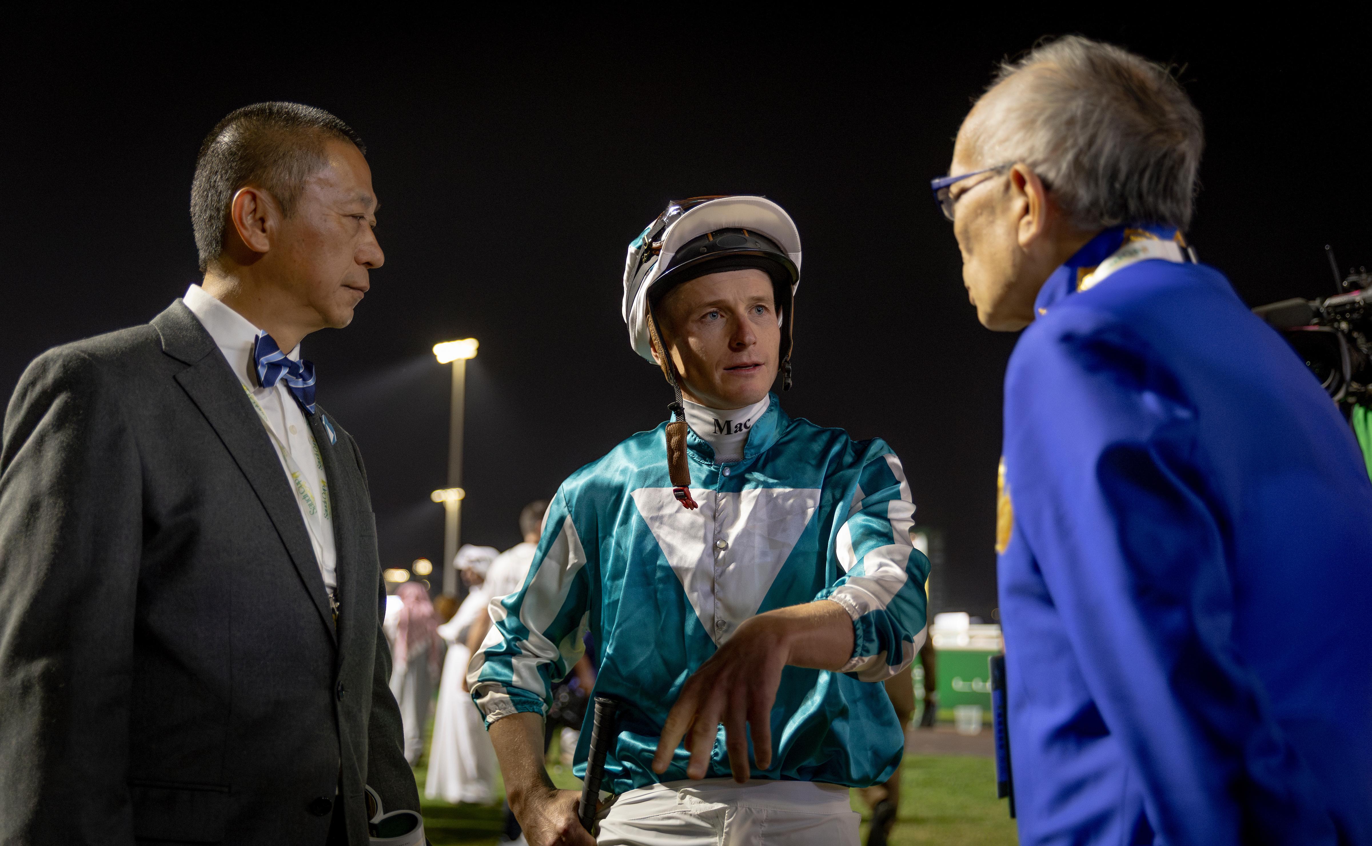 (左起)練馬師沈集成、騎師麥道朗與馬主劉栢輝均滿意「浪漫勇士」在沙特盃的表現。(馬會提供)