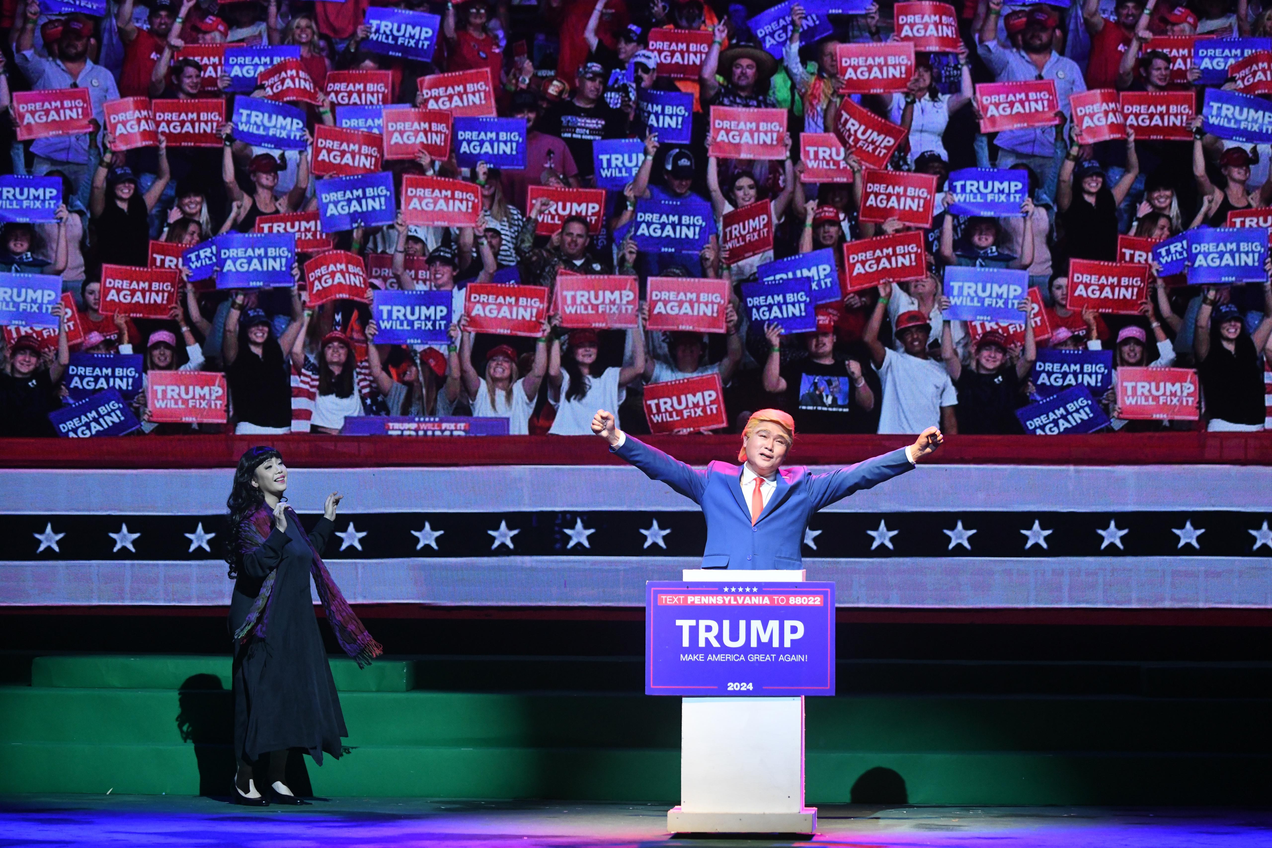 《粵劇特朗普》的新版本,還把特朗普於競選期間遇刺事件特意寫入劇本內。