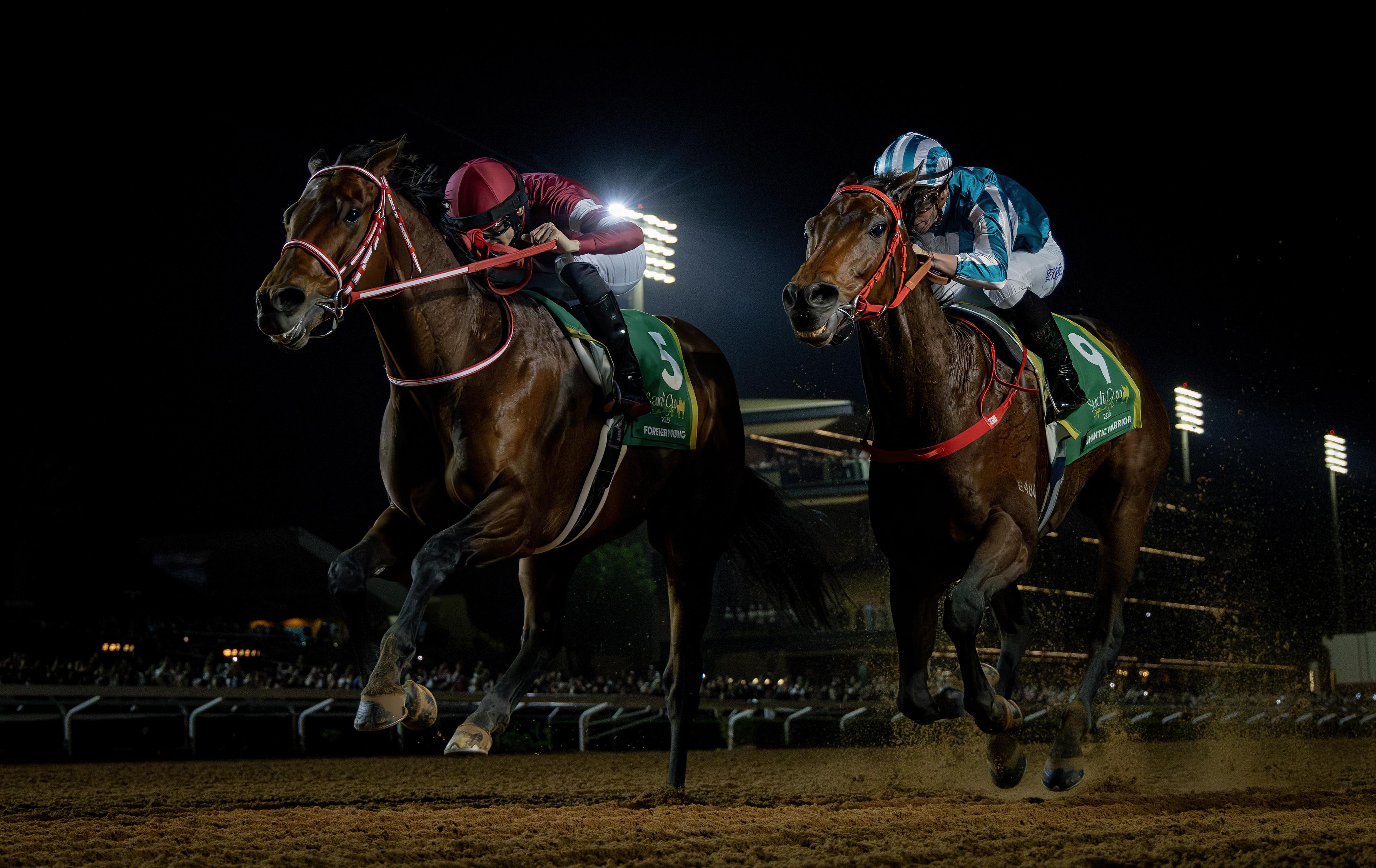 浪漫勇士(右)首戰泥地一級賽奪亞軍。(馬會提供)