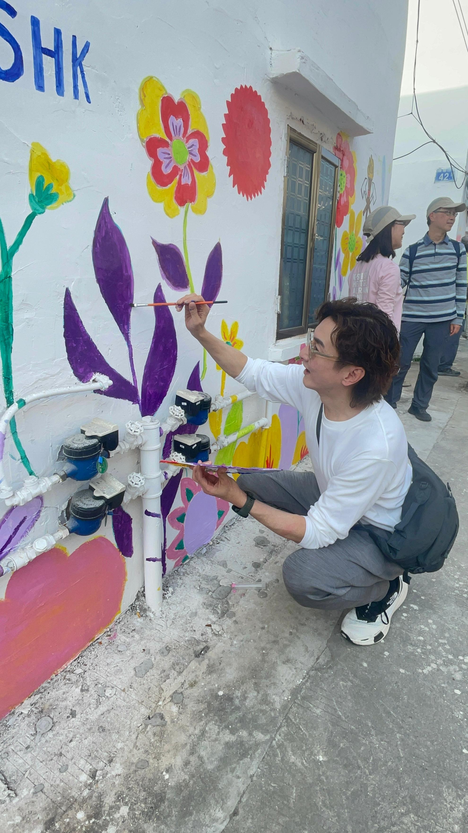 胡渭康身體力行參與探訪活動。