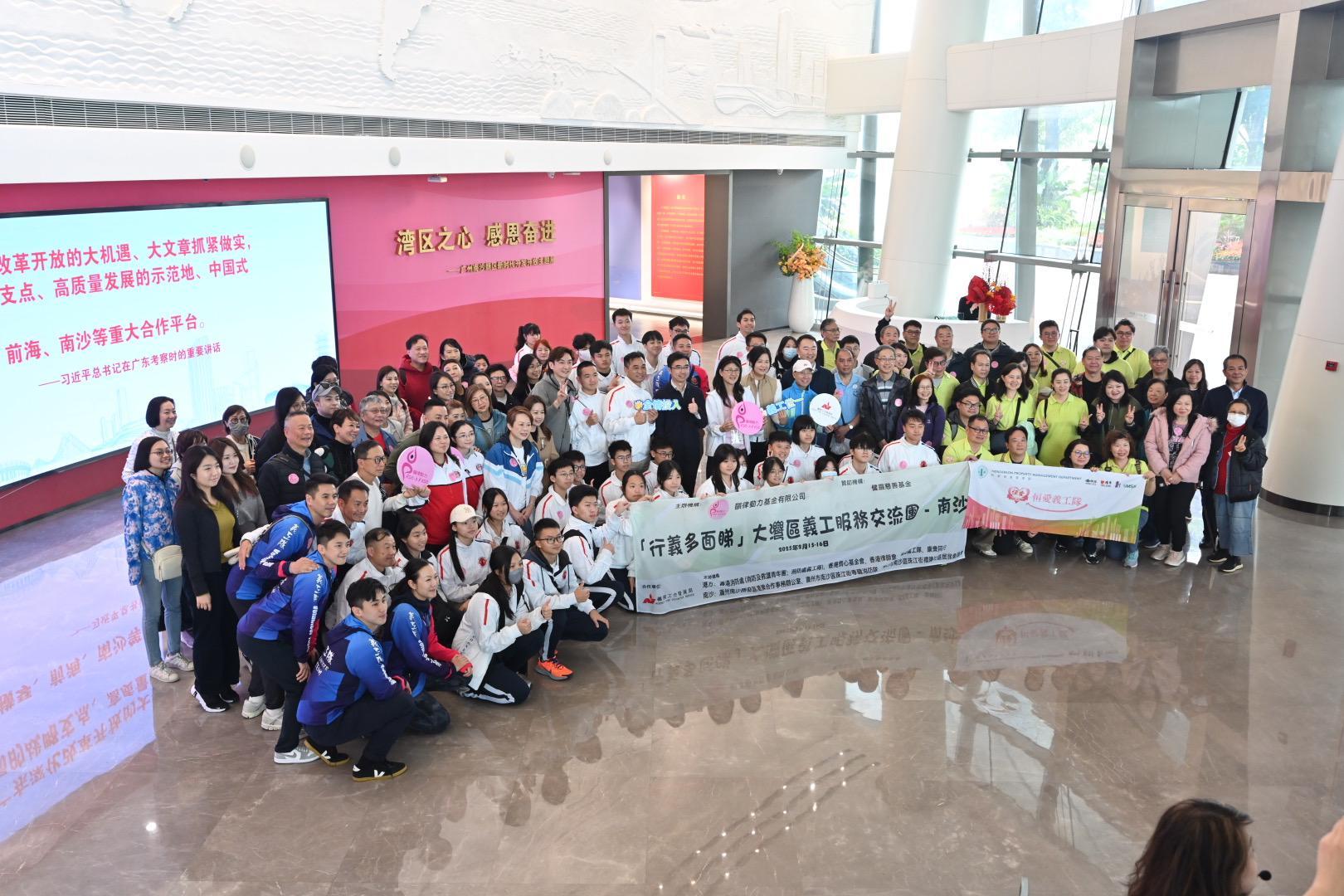 胡渭康身體力行參與探訪活動。