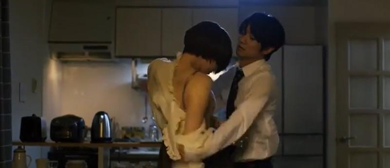 三吉彩花在去年電影《老師的善意謊言》中有超激情慾戲。