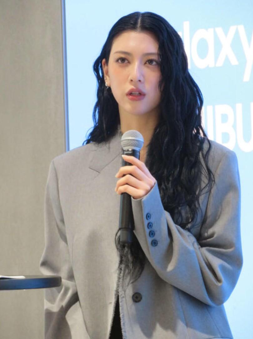 三吉彩花改以長曲髮現身公開活動,宣傳韓國手機。
