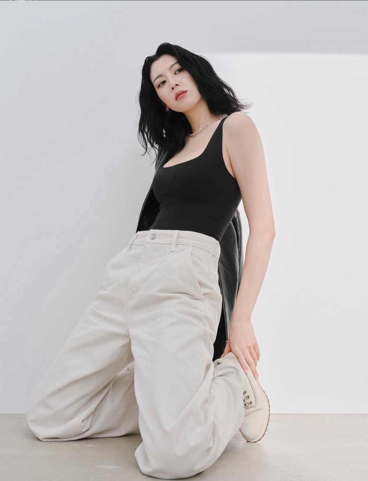 三吉彩花今日分享一輯Calvin Klein性感寫真。