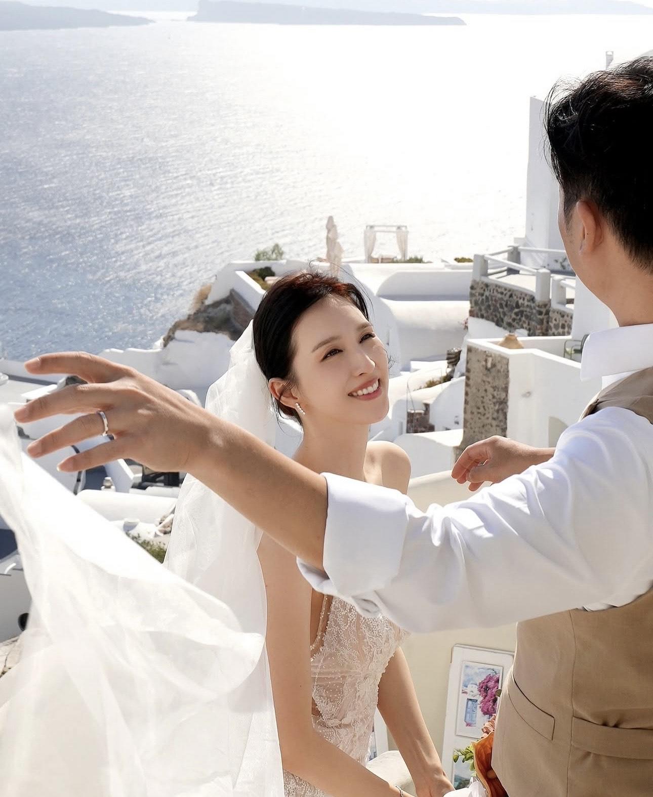 何傲兒表示二人已在希臘註冊結婚 。