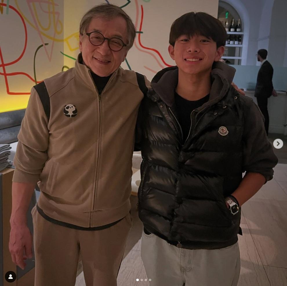 貌似劉承俊的少年,與成龍的合照。