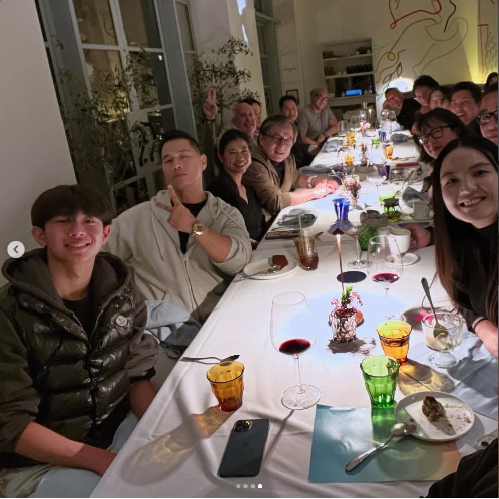 劉承俊與成龍,原來一大班人飯聚。