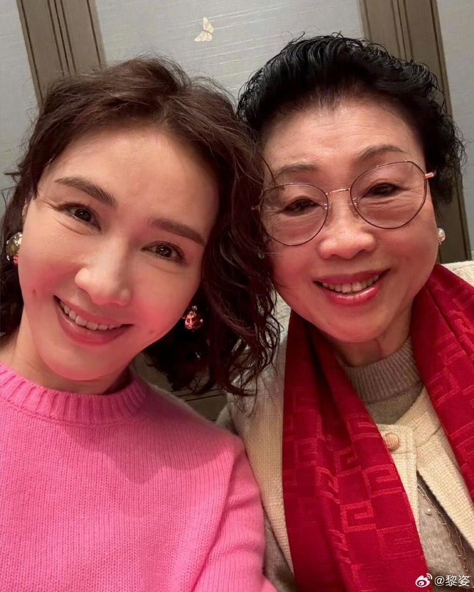 黎姿火兩母女頭貼頭合照。