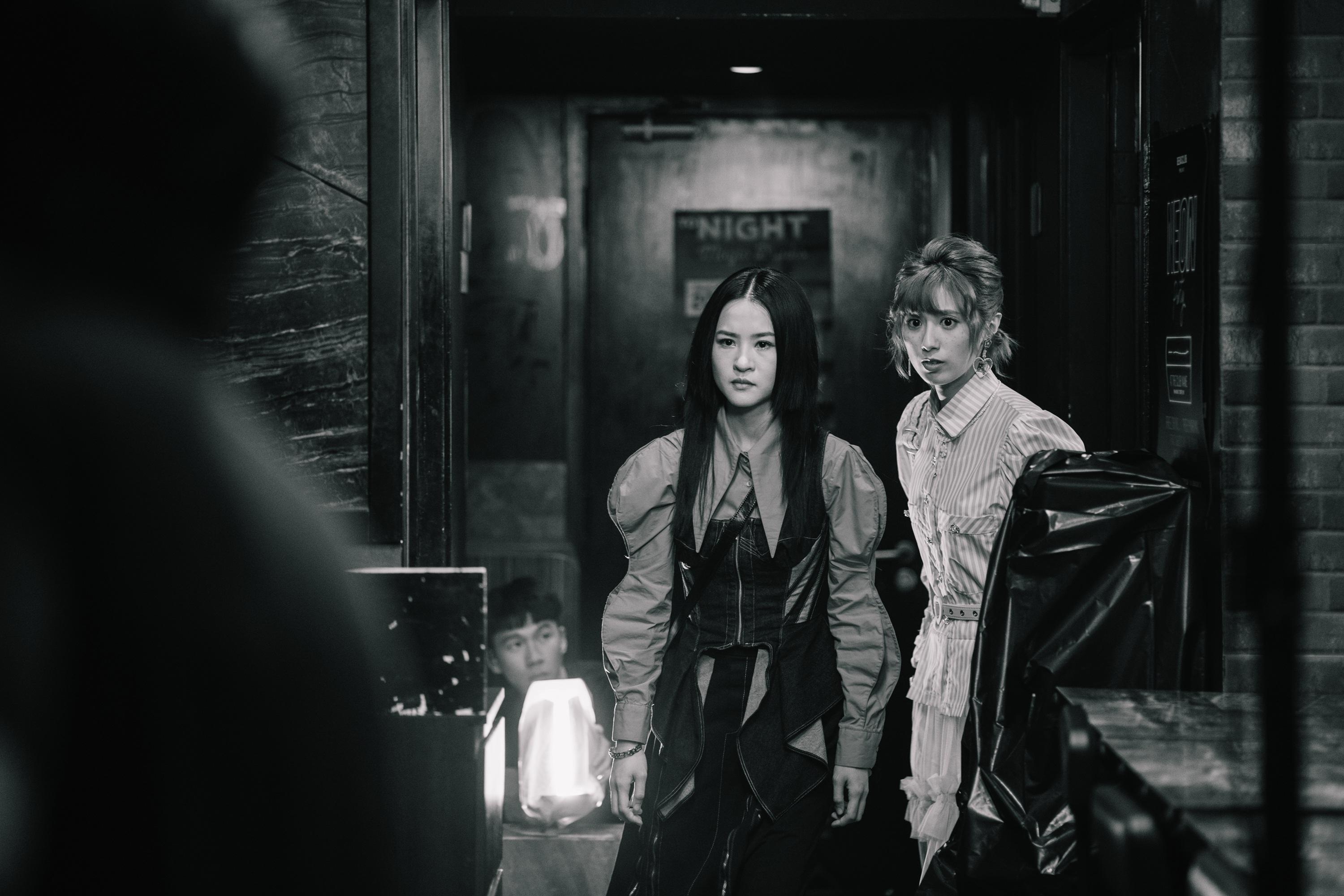 岑樂怡和王頌茵在《弊傢伙!我要去祓魔》孖孖上捉鬼。