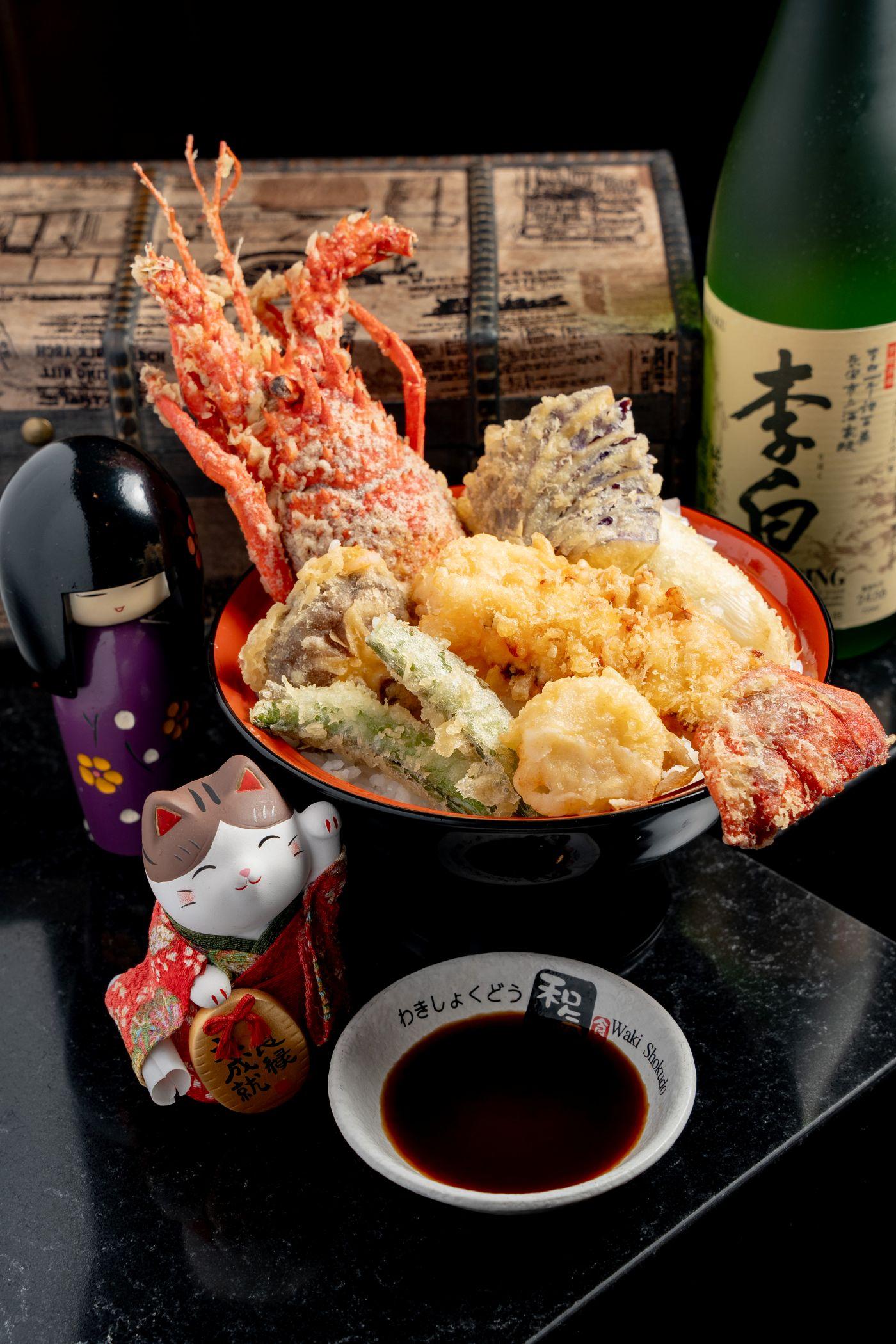 原隻龍蝦天婦羅蓋飯$178 外層金黃酥脆,龍蝦肉鮮嫩。