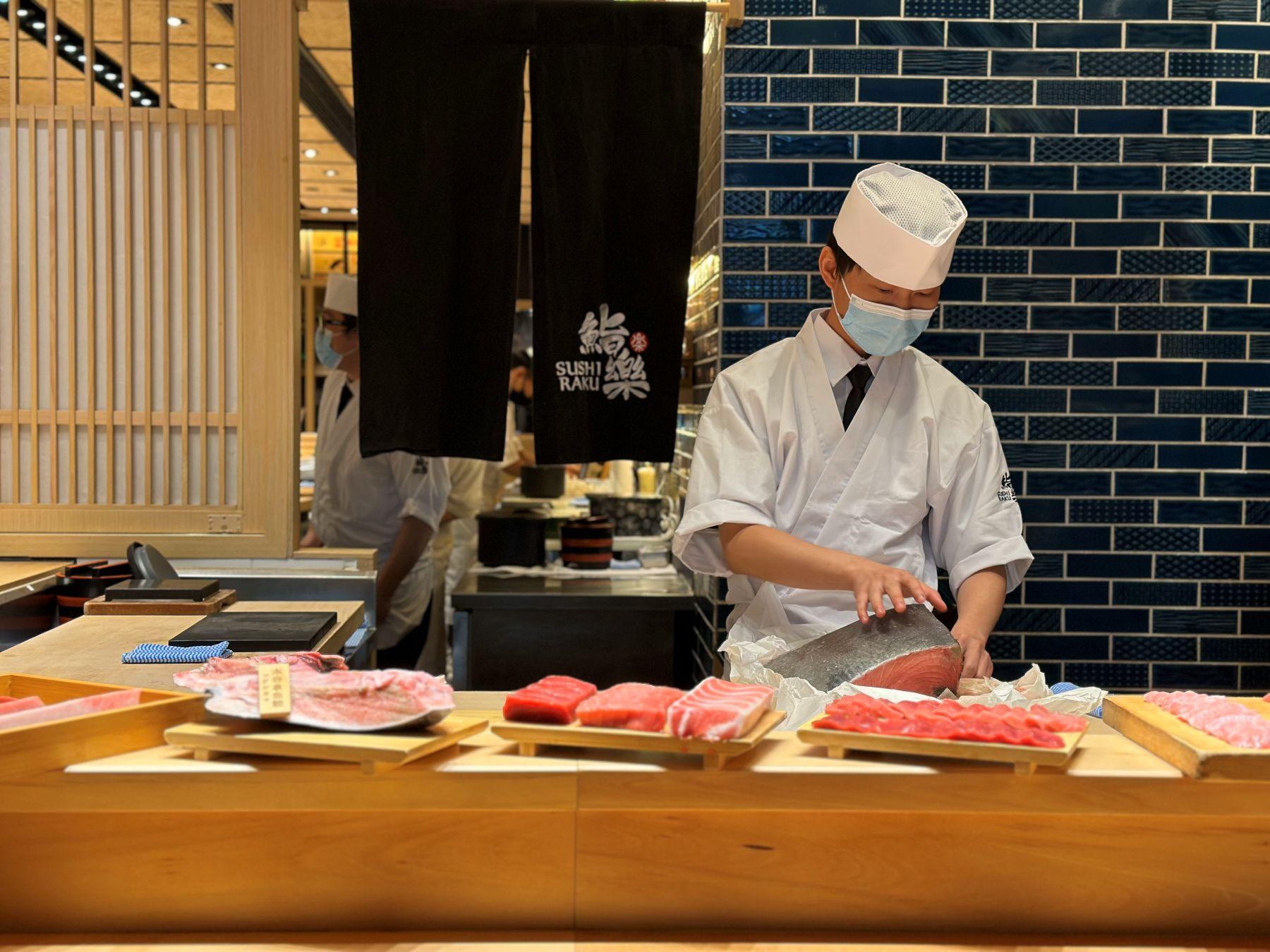 冰鮮吞拿是指捕取漁獲後迅速冷卻,保持在攝氏0度至4度之間,並於早上空運到港,即日送抵餐廳。