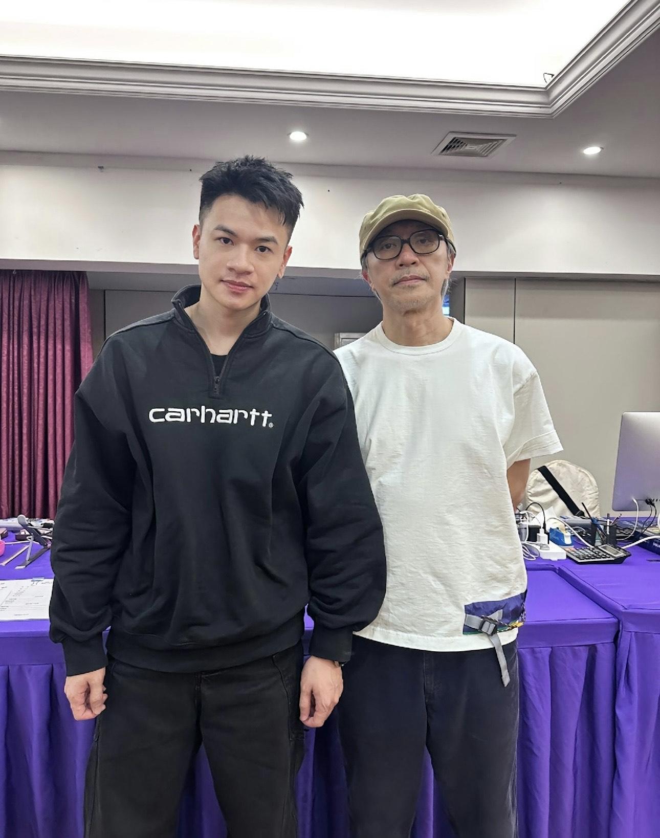 周星馳合照時神情嚴肅,被嘲「年初四的樣子 」。