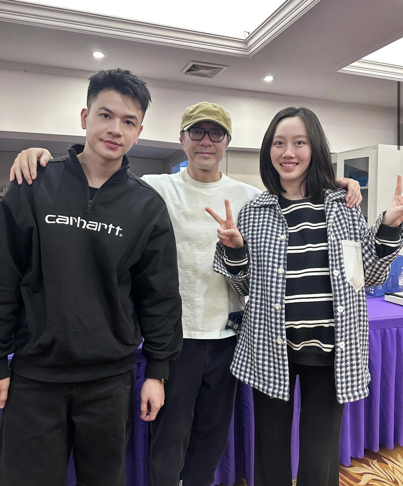 周星馳兩邊髮鬢及鬍子斑白,樣子有點滄桑。