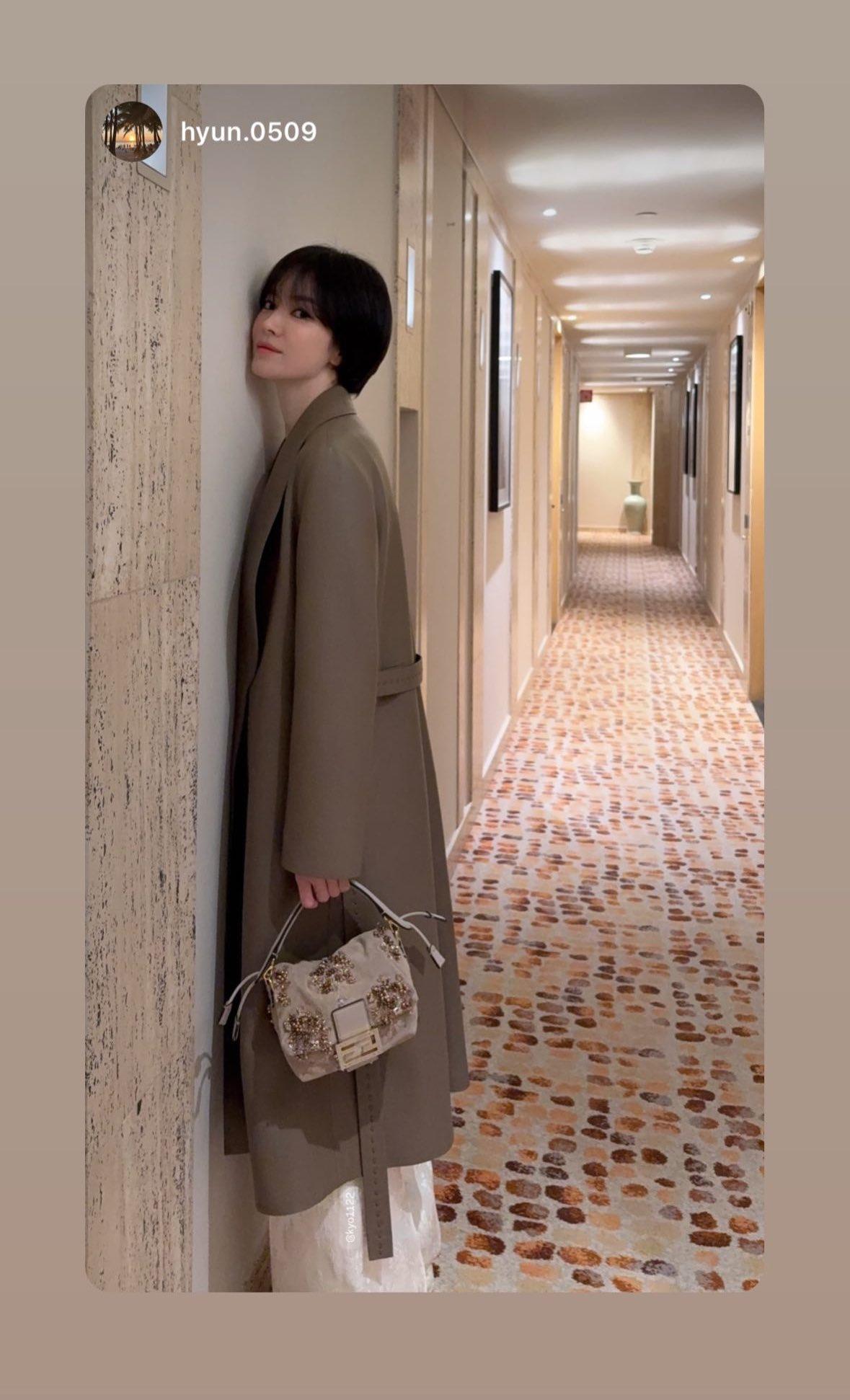 擺出趣怪pose的喬妹,充滿童心。