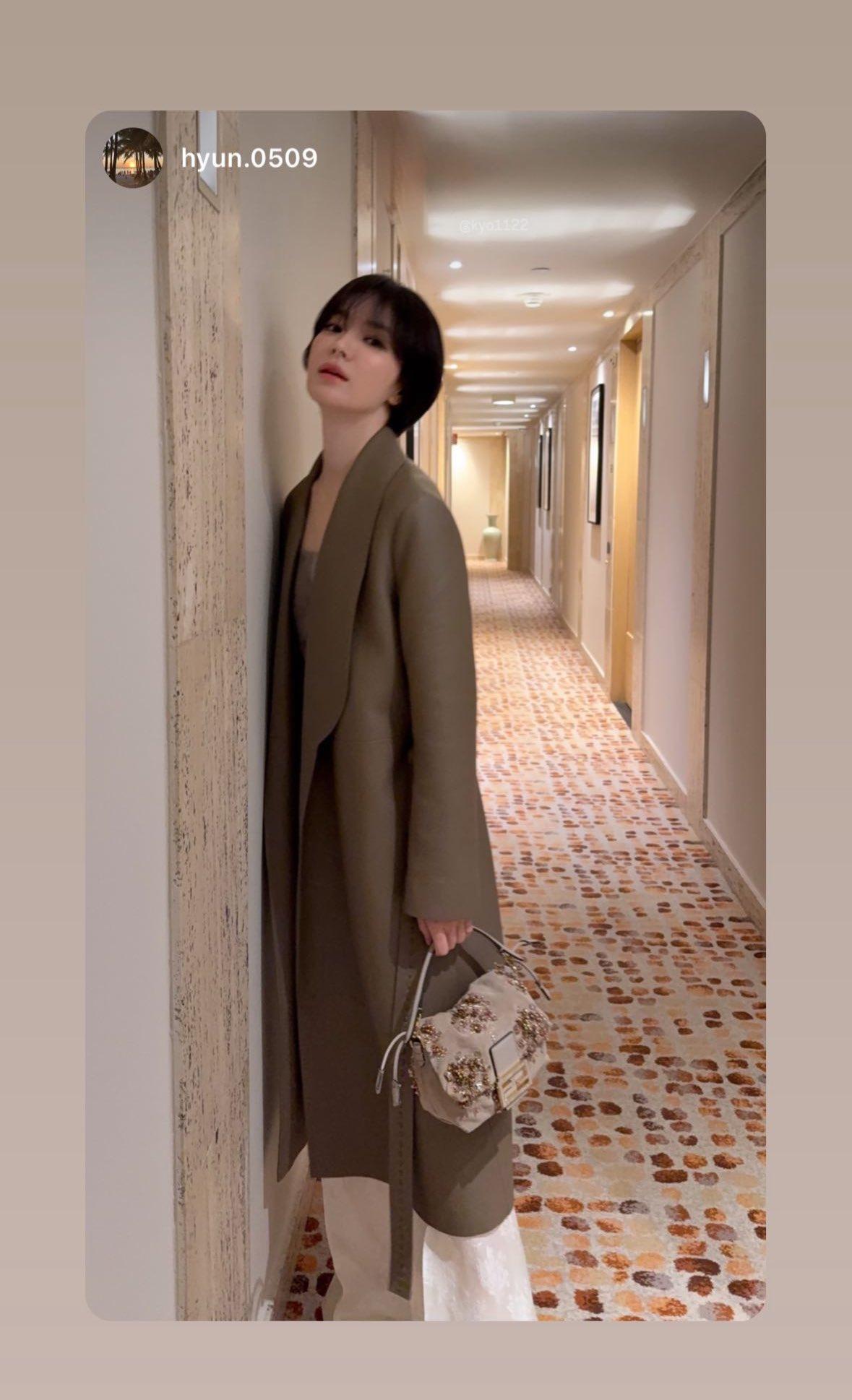 擺出趣怪pose的喬妹,充滿童心。