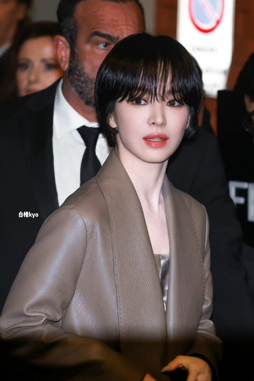 喬妹一到場即被攝影師瘋狂拍攝。