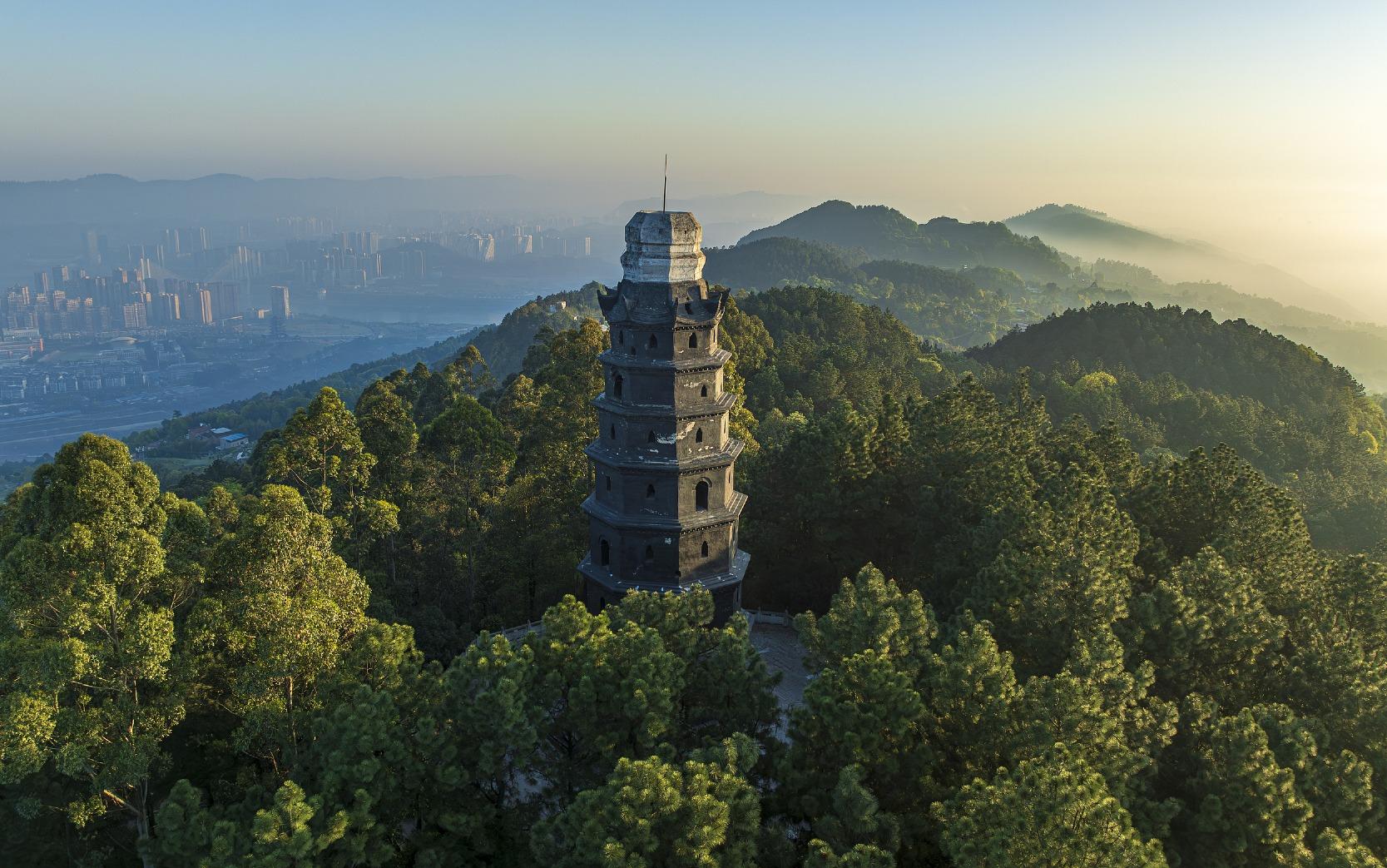 宜賓七星山,相傳是太乙真人修道的地方,山上坐落着一座明代黑塔,與東山白塔遙相呼應。(圖片來源:視覺中國)
