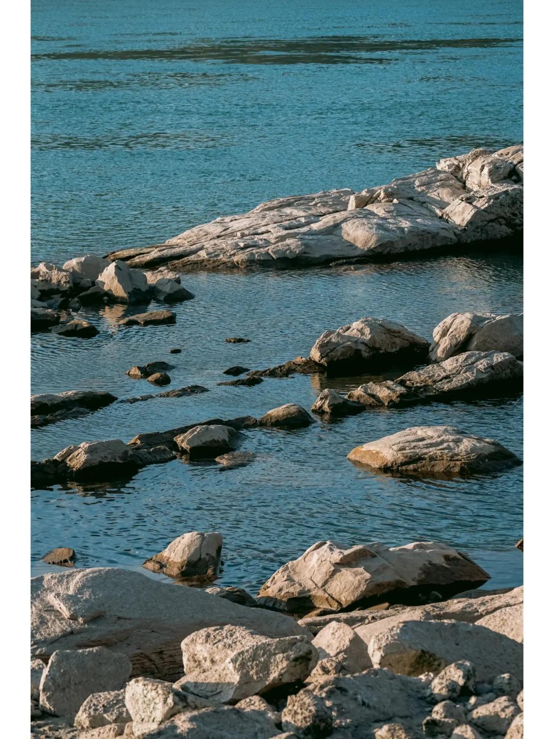 哪吒擊敗敖丙後,將其龍骨棄於宜賓長江中,龍骨就成為了南廣河與長江交匯處的龍脊石。可見圖中的石塊猶如龍脊。(歐小易📷@小紅書)