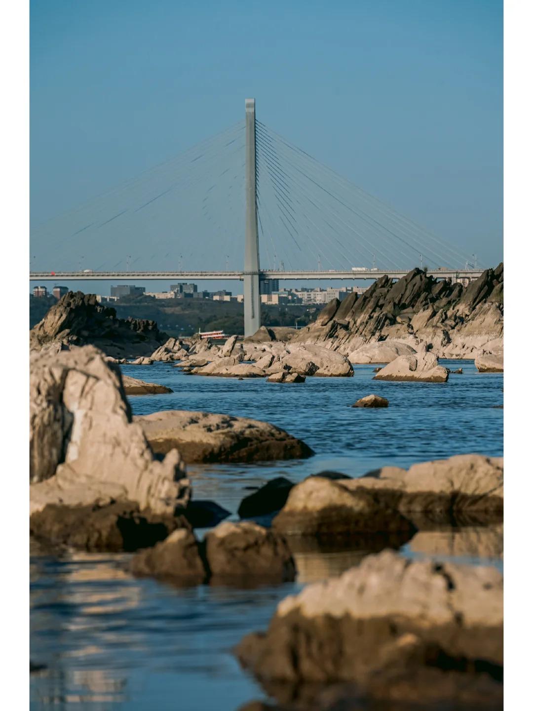 在《封神演義》中,哪吒大鬧東海並擊敗敖丙,當中的「海」就是宜賓的長江。(圖片來源:歐小易📷@小紅書)