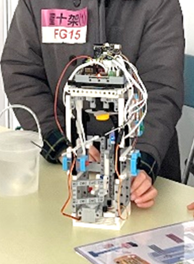 聖公會聖十架小學的同學採用KittenBot 的Sugar ASR 語音模組,透過語音辨識學習並配合不同的感應器, 為行動不便的長者設計了一部「沖涼百寶箱」。