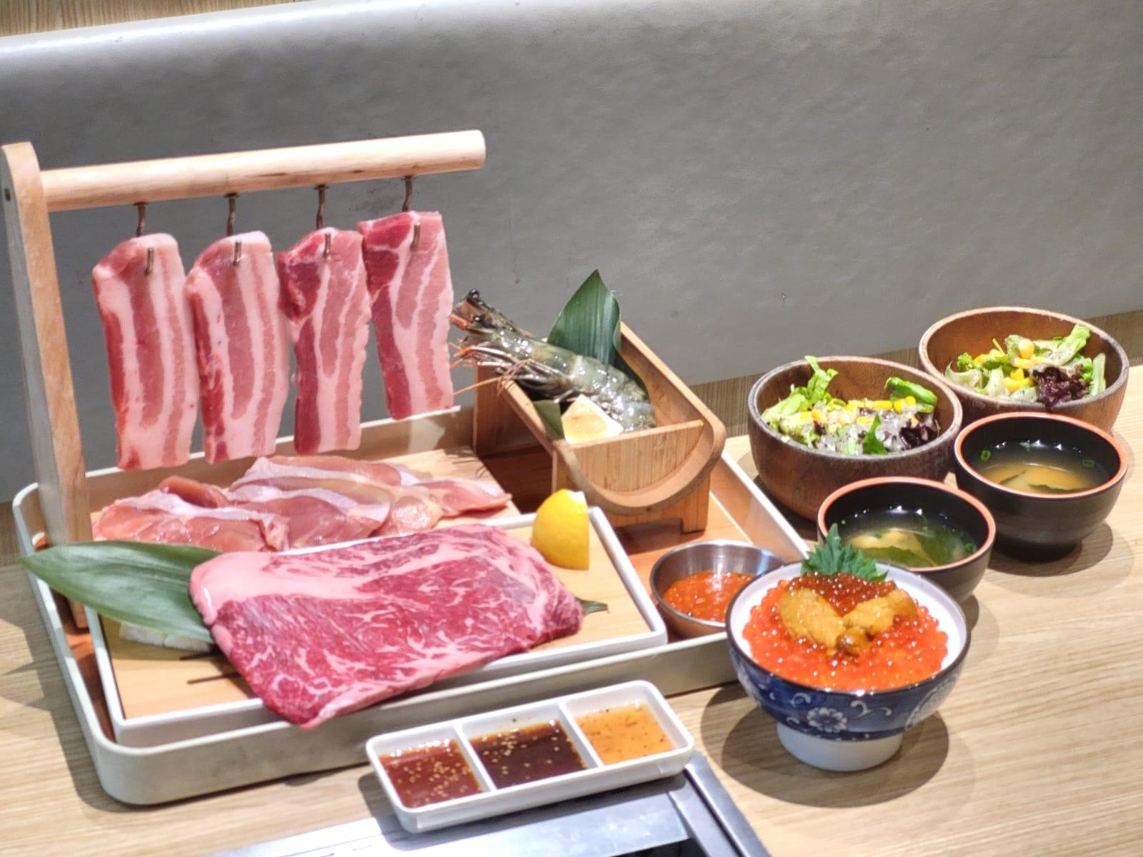 雙情人祭二人燒肉餐$398 有M9澳州和牛肉眼牛排、厚切西班牙黑毛豬五花、日本直送醬油雞髀肉、2隻特大虎蝦、和風沙律、麵豉湯及飯。