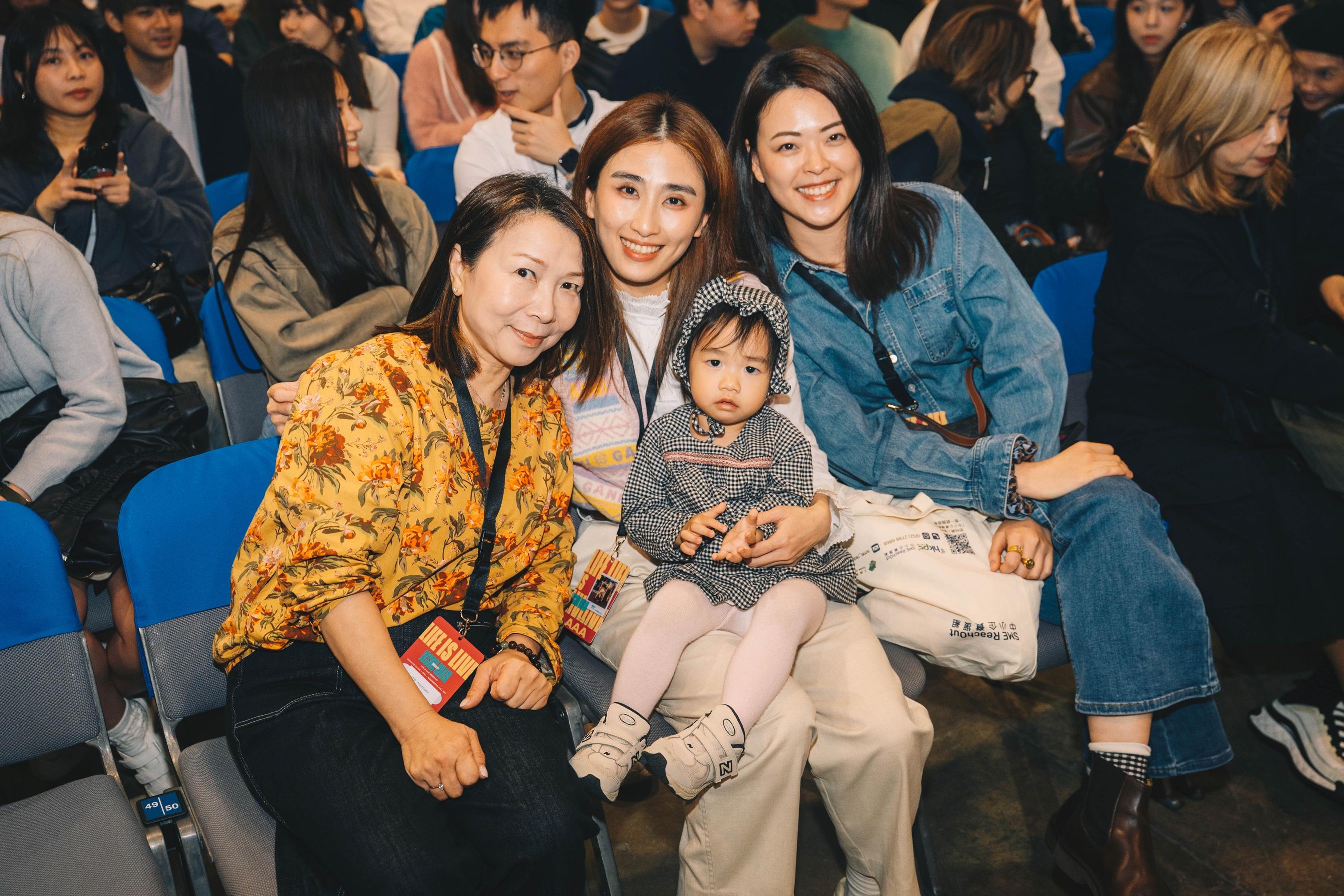 左起:陳柏宇媽媽、太太符曉薇(Leanne)、女兒Audrey齊齊捧場。