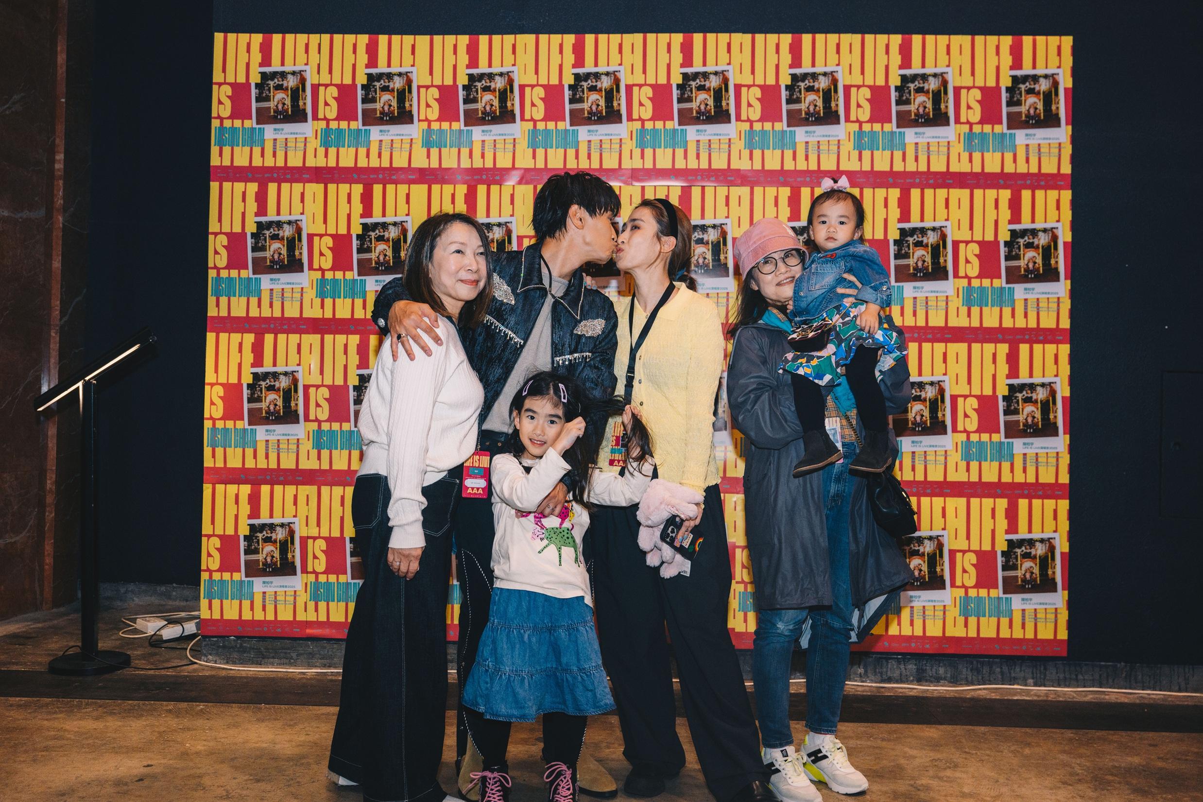 左起:陳柏宇媽媽、陳柏宇、女兒Abigail、太太符曉薇(Leanne)、Leanne媽媽及女兒Audrey入場支持陳柏宇開騷。