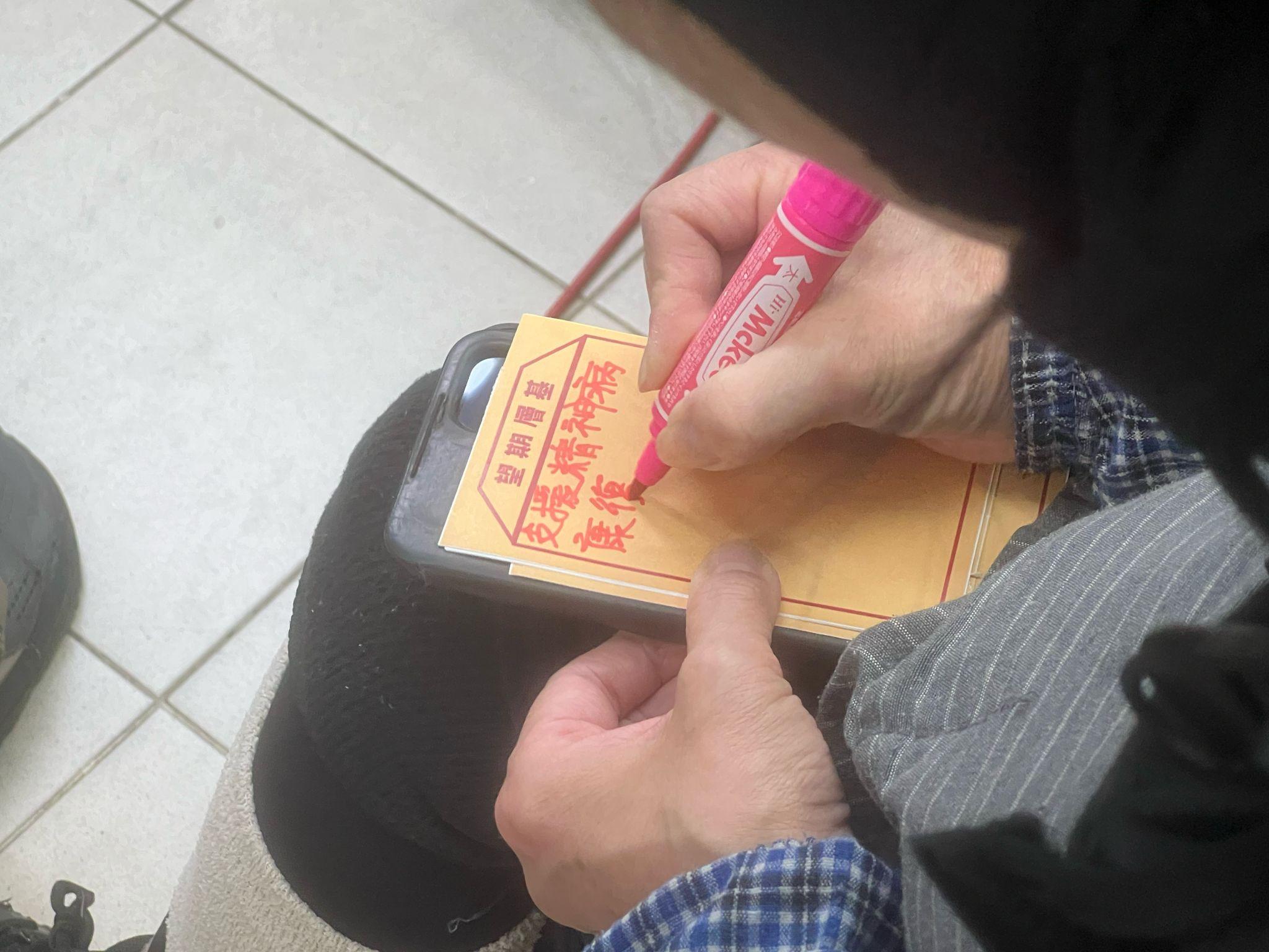 市民寫下對財政預算案期望。(李景玉攝)