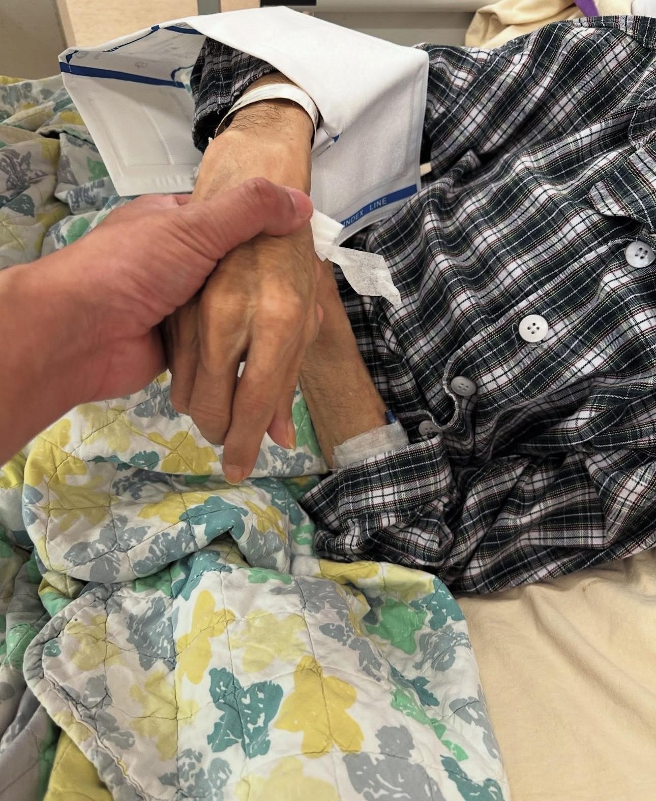 布志綸父親入院一個月 。