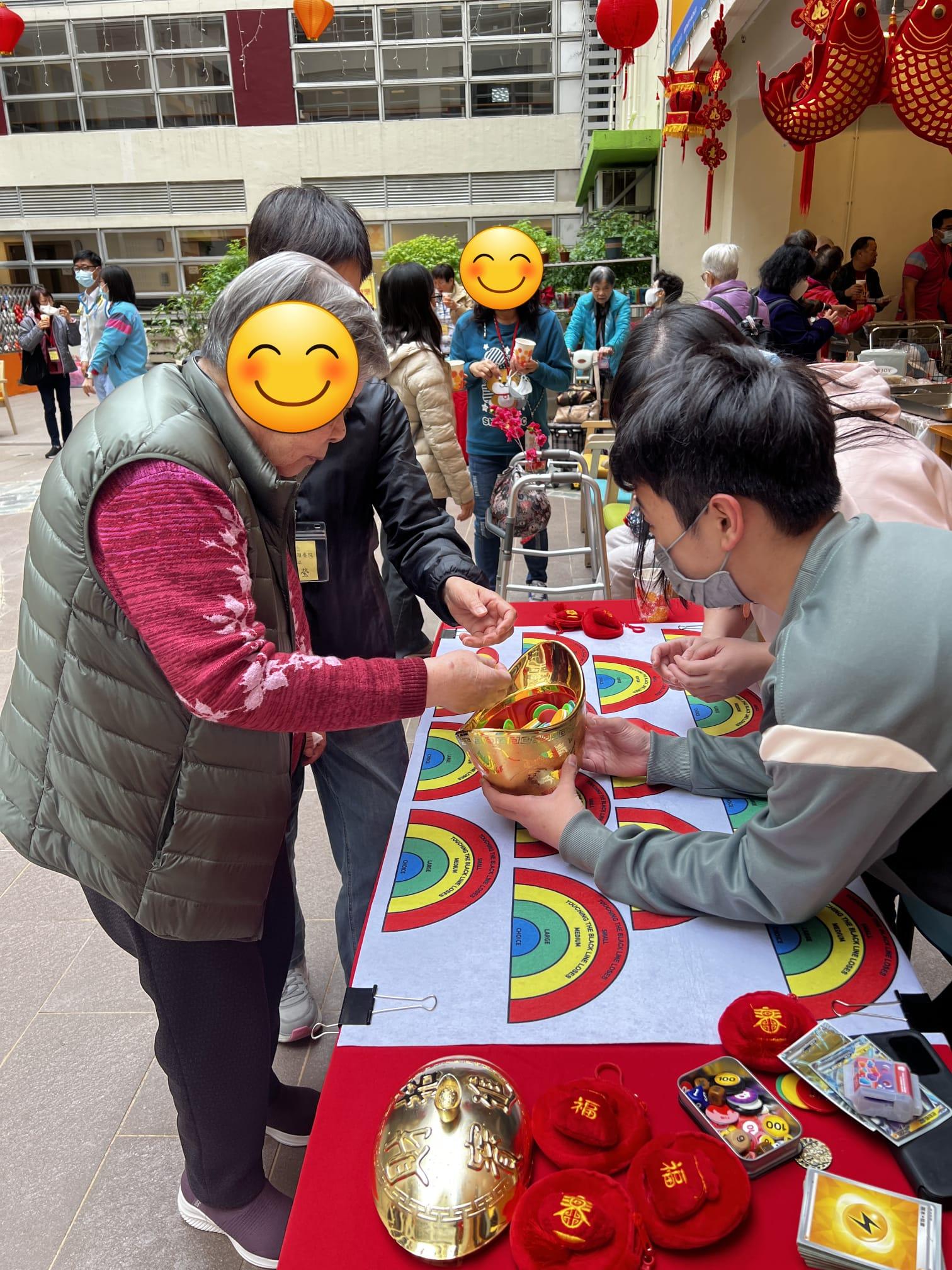 院舍的戶外中庭花園設置了攤位遊戲和豐富多彩的賀年食品,讓院舍的每個角落都洋溢著濃厚的新年氛圍。