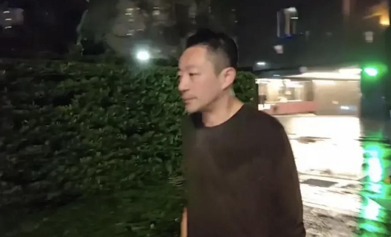 有指汪小菲在大S還未樹葬,留下兩名子女,與Mandy 已飛回北京。