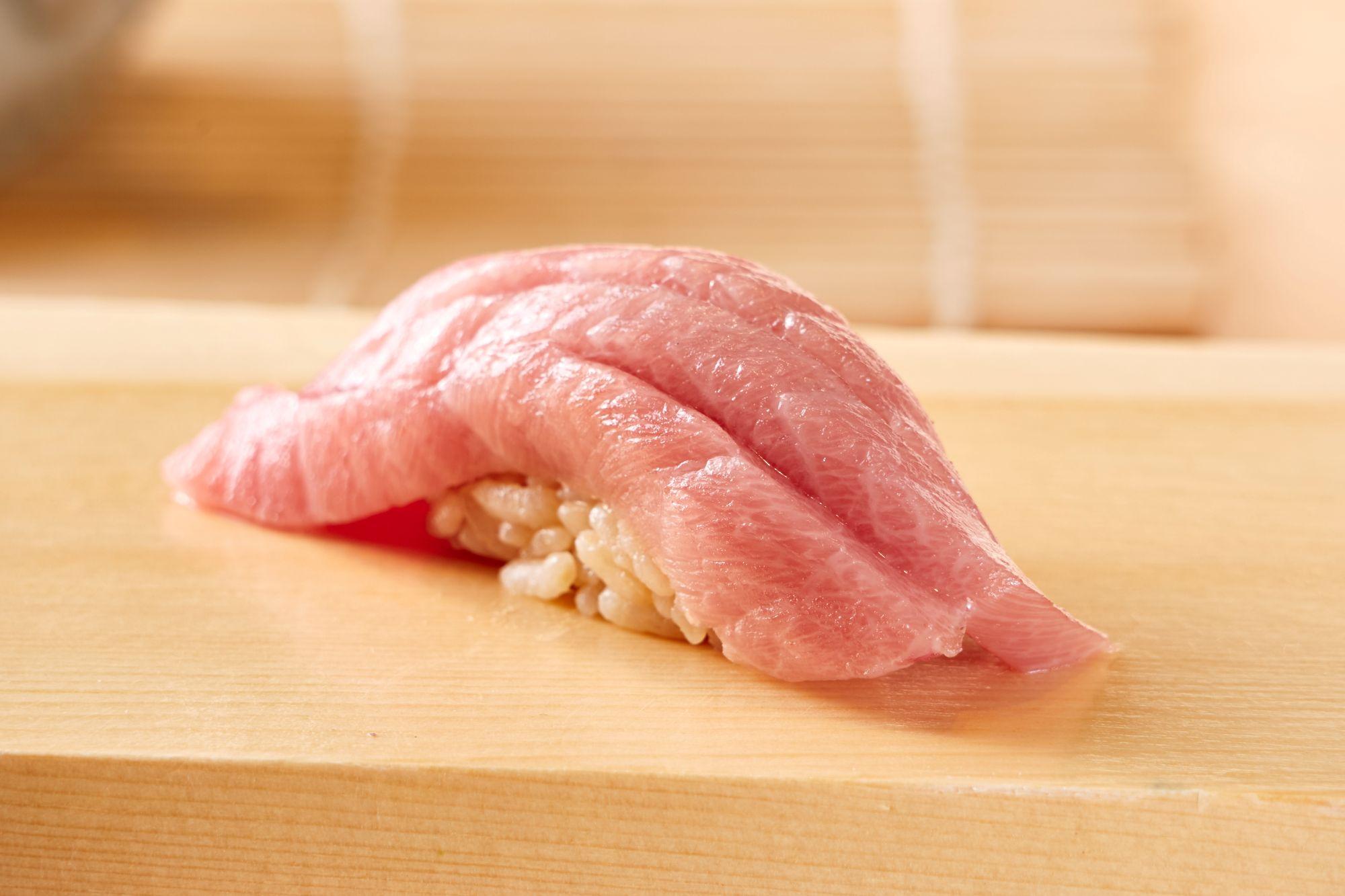 於3月1日至14日期間,Raku Club會員(包括新登記會員或現有會員)即享優惠價$18全日無限次換購大拖羅壽司1件(原價$52/件)。