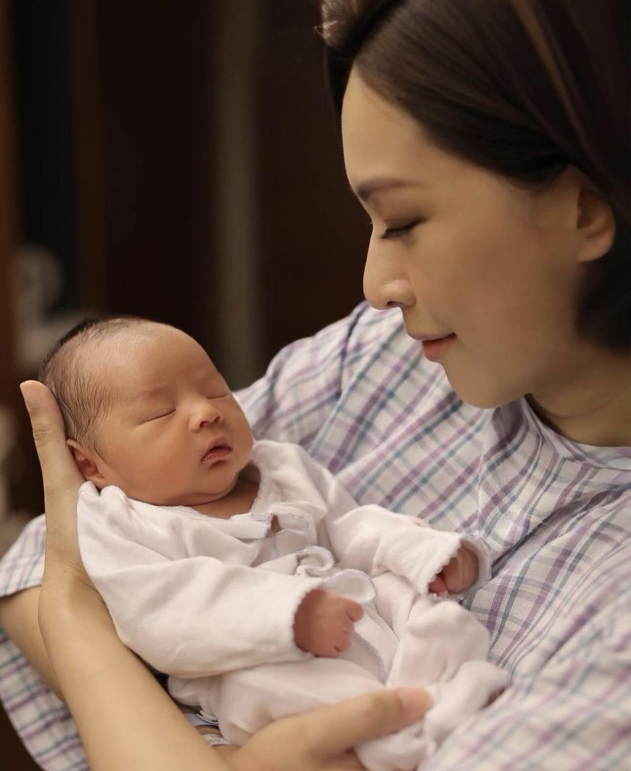 朱慧敏宣布囝囝平安出世。