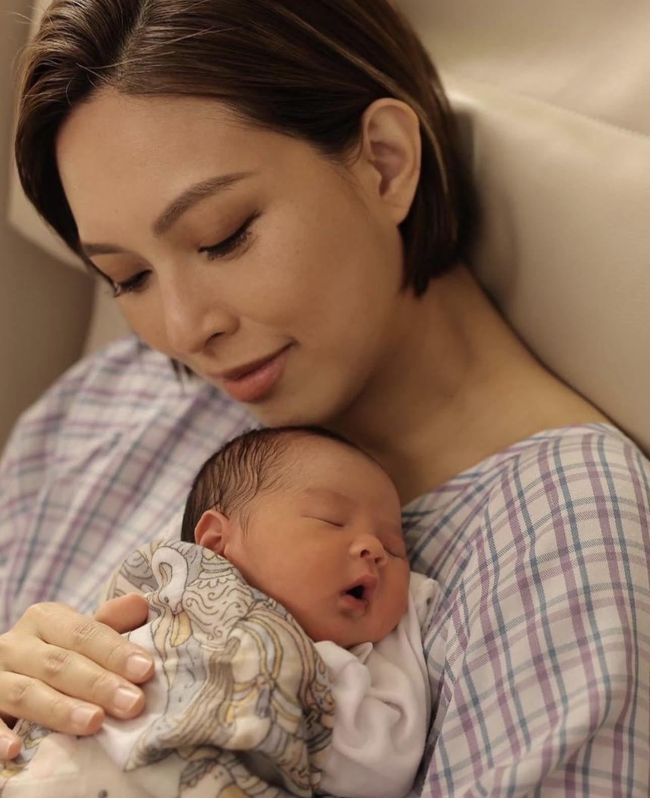 朱慧敏緊緊抱住BB,母愛泛濫 。