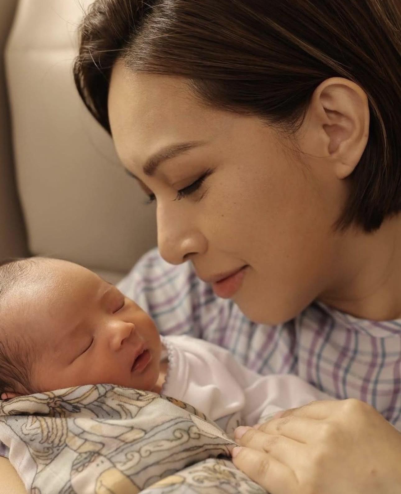 朱慧敏在社交網上載三張抱住囝囝的照片。