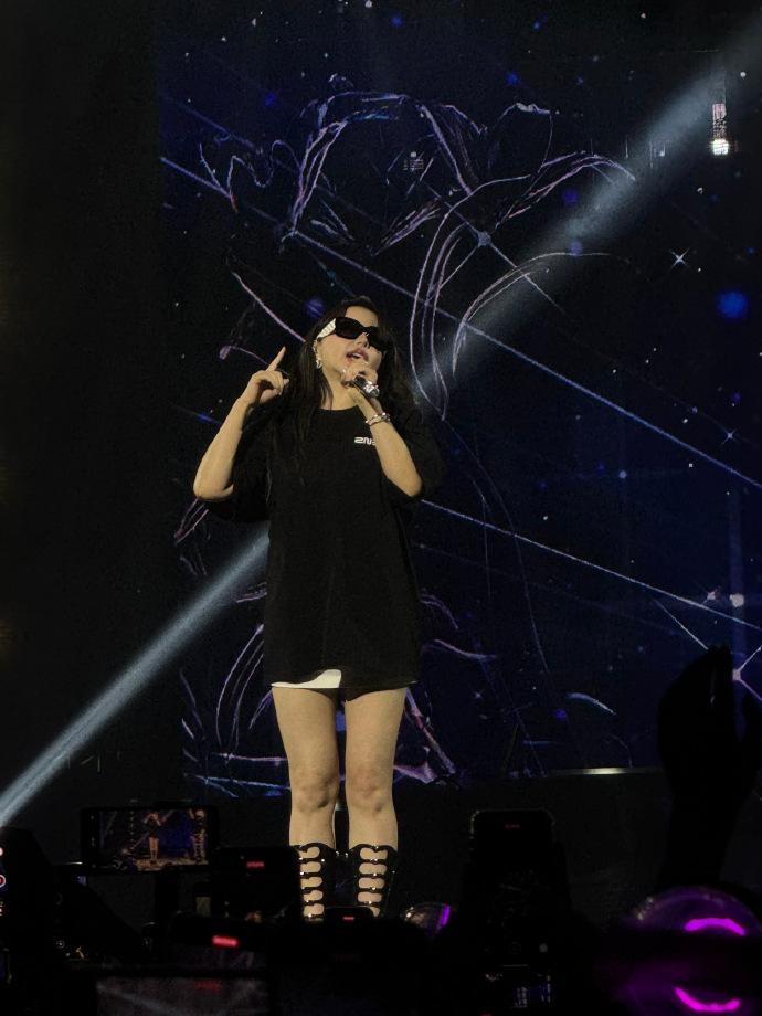 成員朴春於今次巡演的表現,被fans批評演出時太不專心,直言她「揸流灘」。