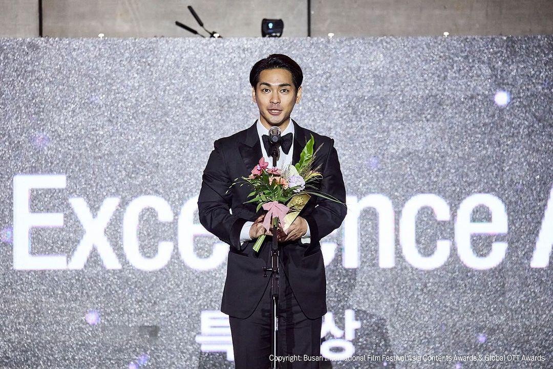 柳樂優彌憑《噬亡村》獲釜山國際電影節的亞洲卓越大獎。