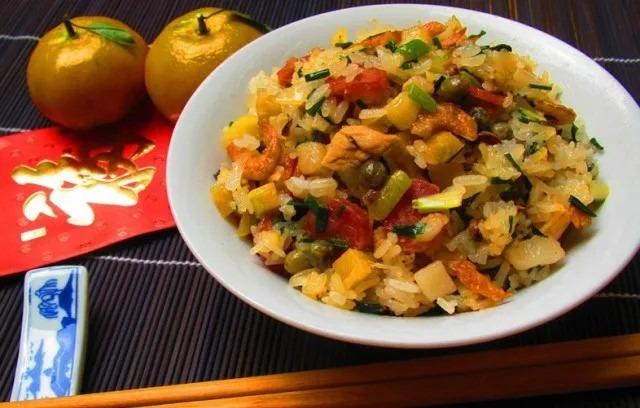 江門台山市及開平市在元宵佳節會吃油飯,由臘腸、臘肉、瘦肉、蝦米、菜頭等炒成的糯米飯,寓意一年五穀豐登、油菜肉滿。(圖片來源:江門發布)